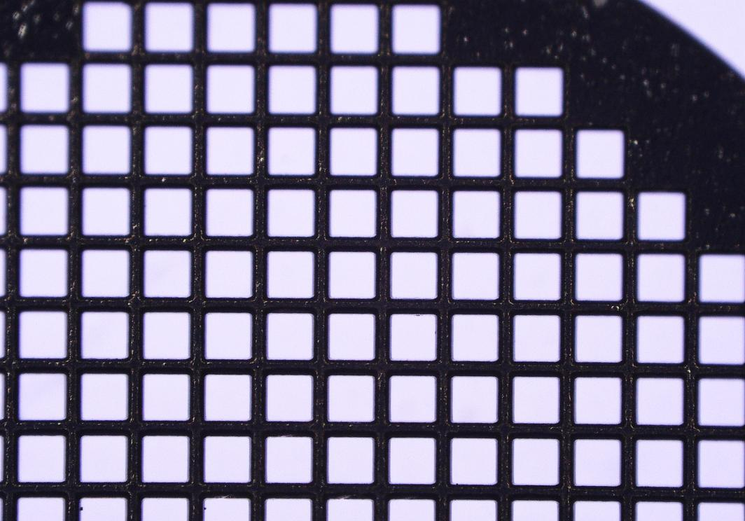 Square Hole Processing and Fine Cutting: Advantages of Femtosecond Lasers in Grid Processing.